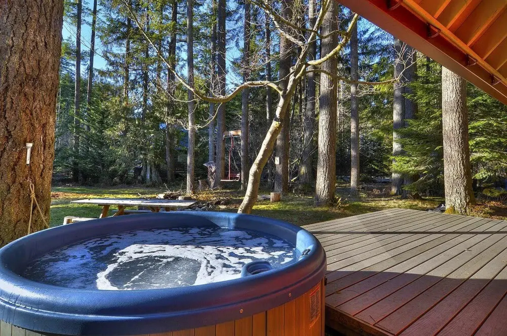 Red Hawk Hideaway - Two Bedroom Cabin with Hot Tub