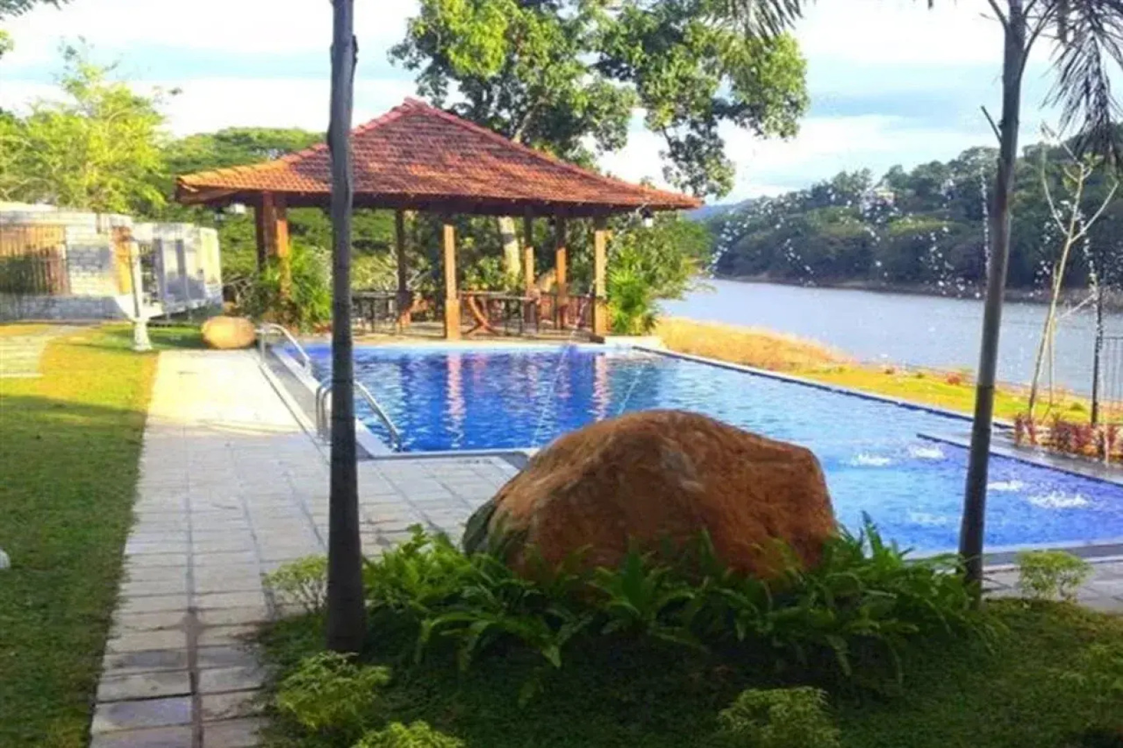 Serendip Stone Hotel and Bungalow