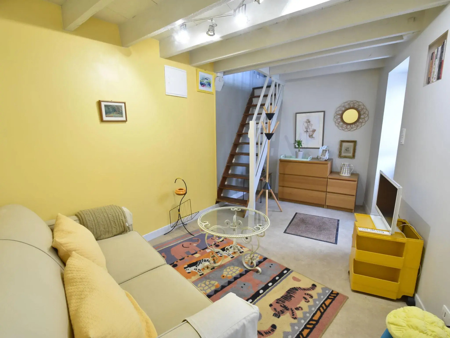 Beautiful 18th century holiday home with enclosed garden 1 hour from Paris