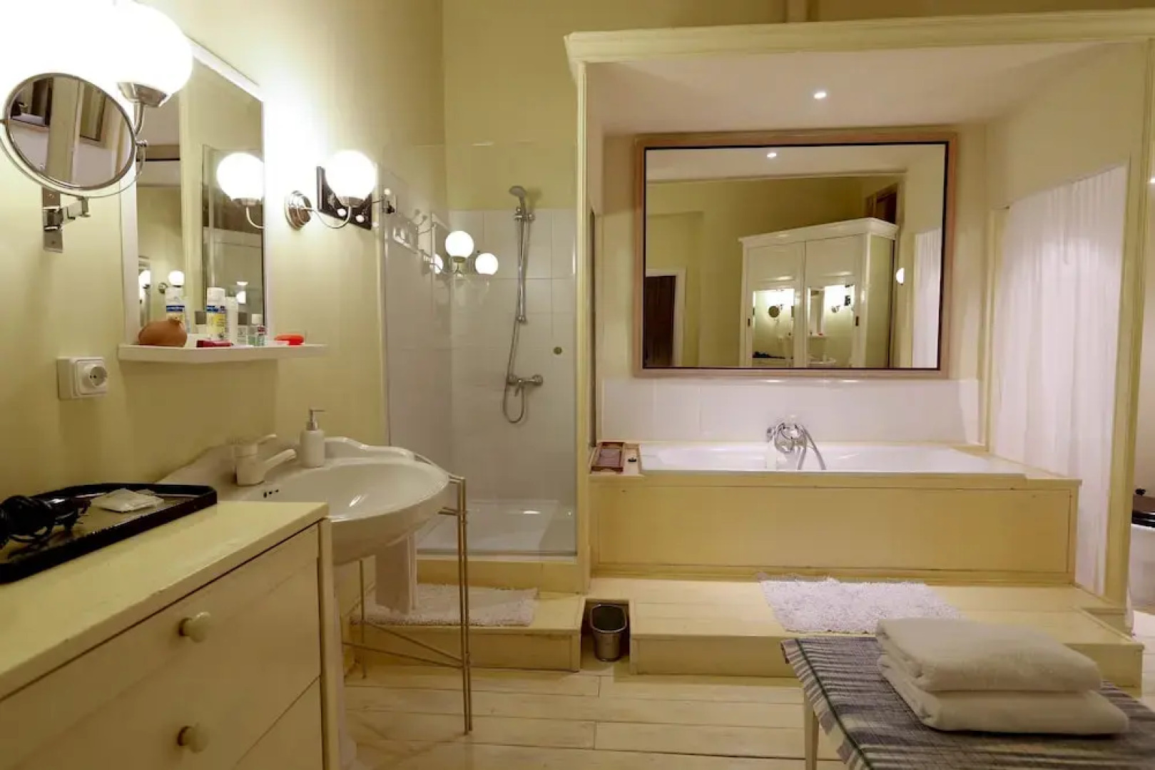 Escala Ópera - Adults Only