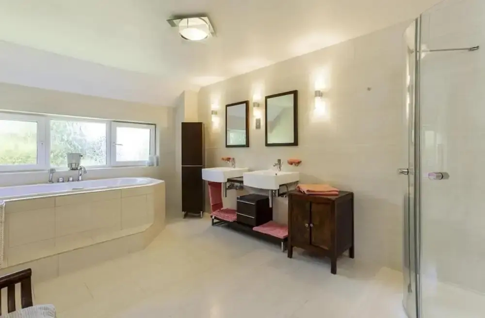 Sleeps10/18-parking-garden-pool-hottub-balcony