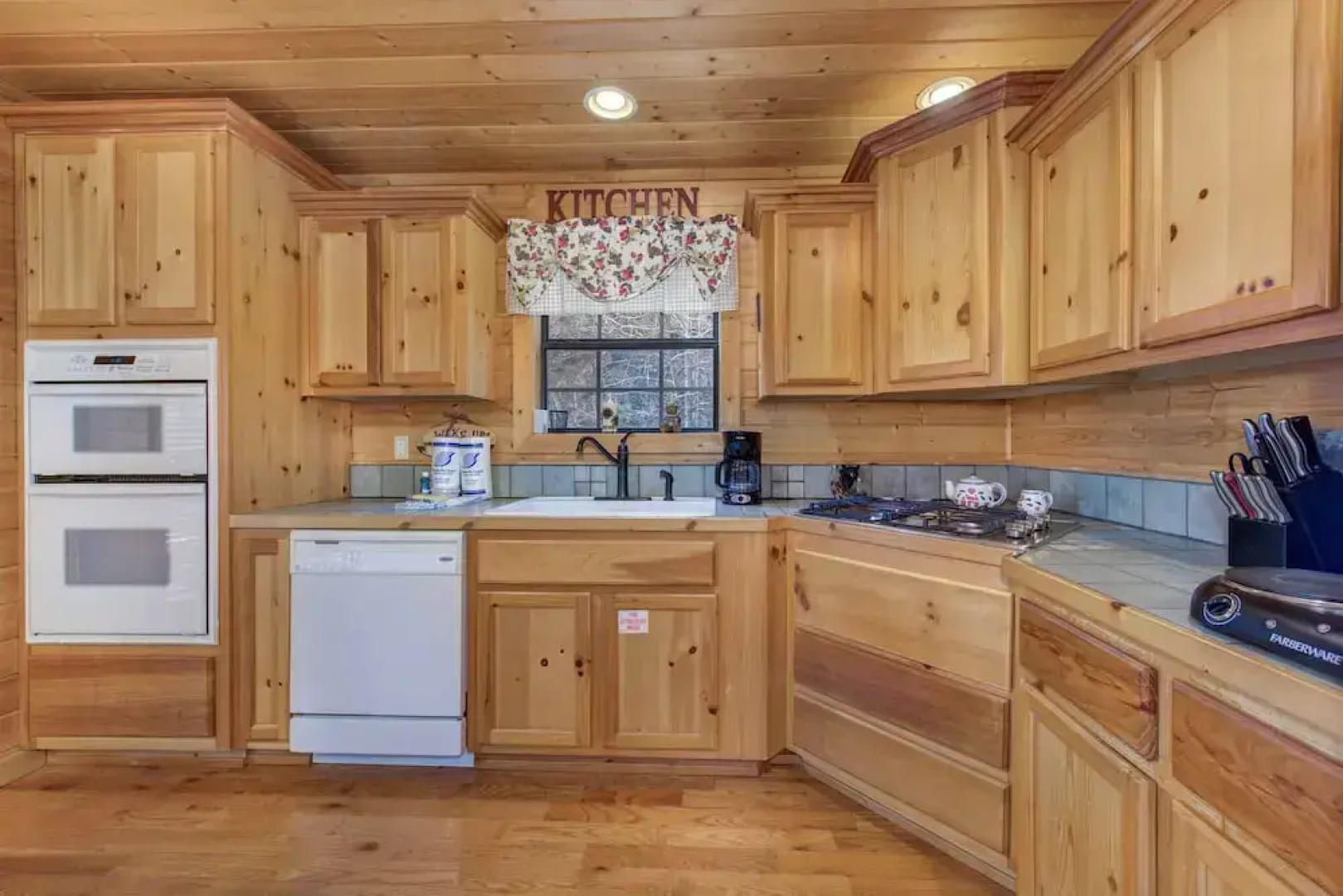 Woodland Wonder w/ Hot Tub and Pool Table!