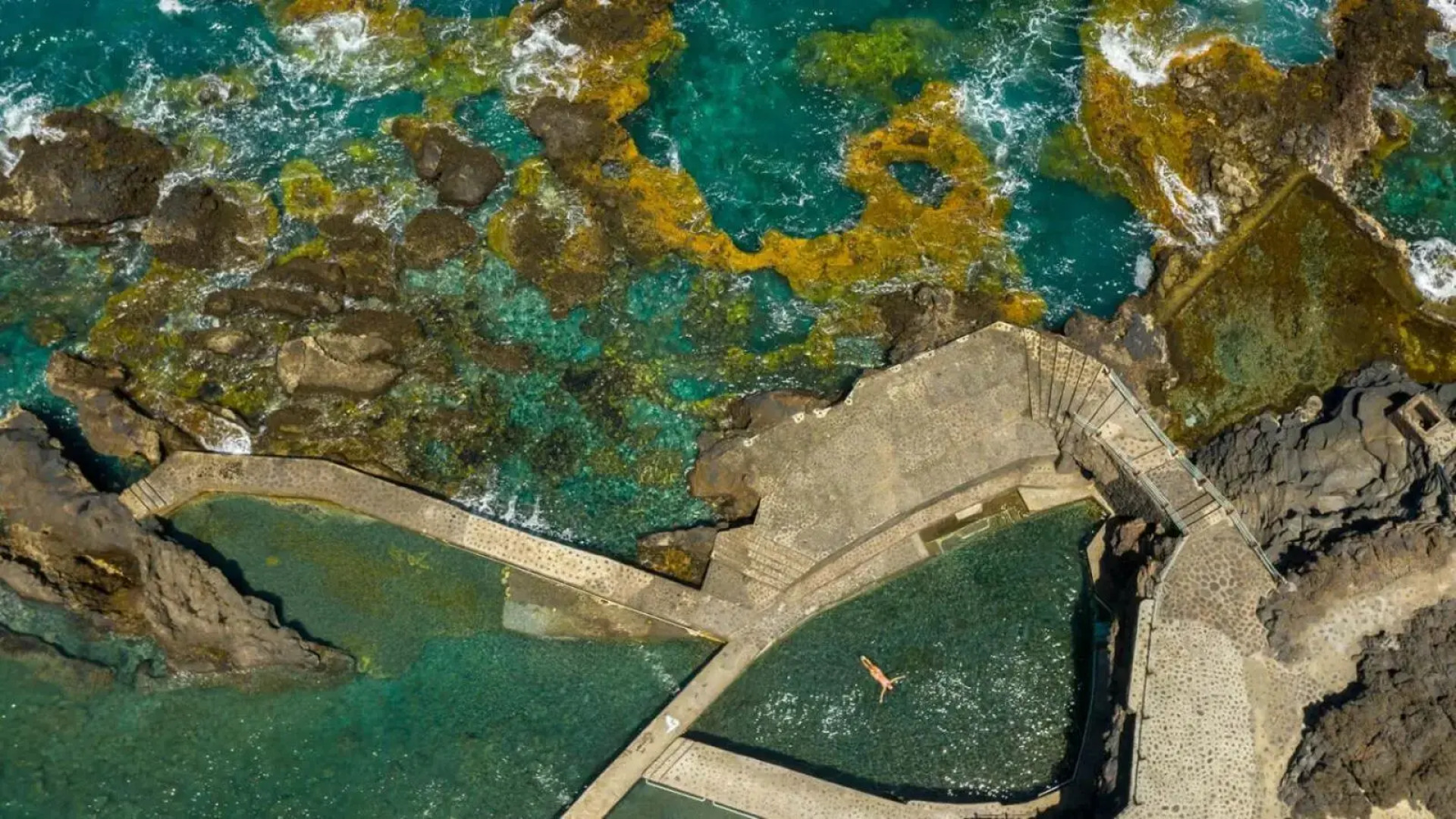 Primera línea en piscinas naturales.