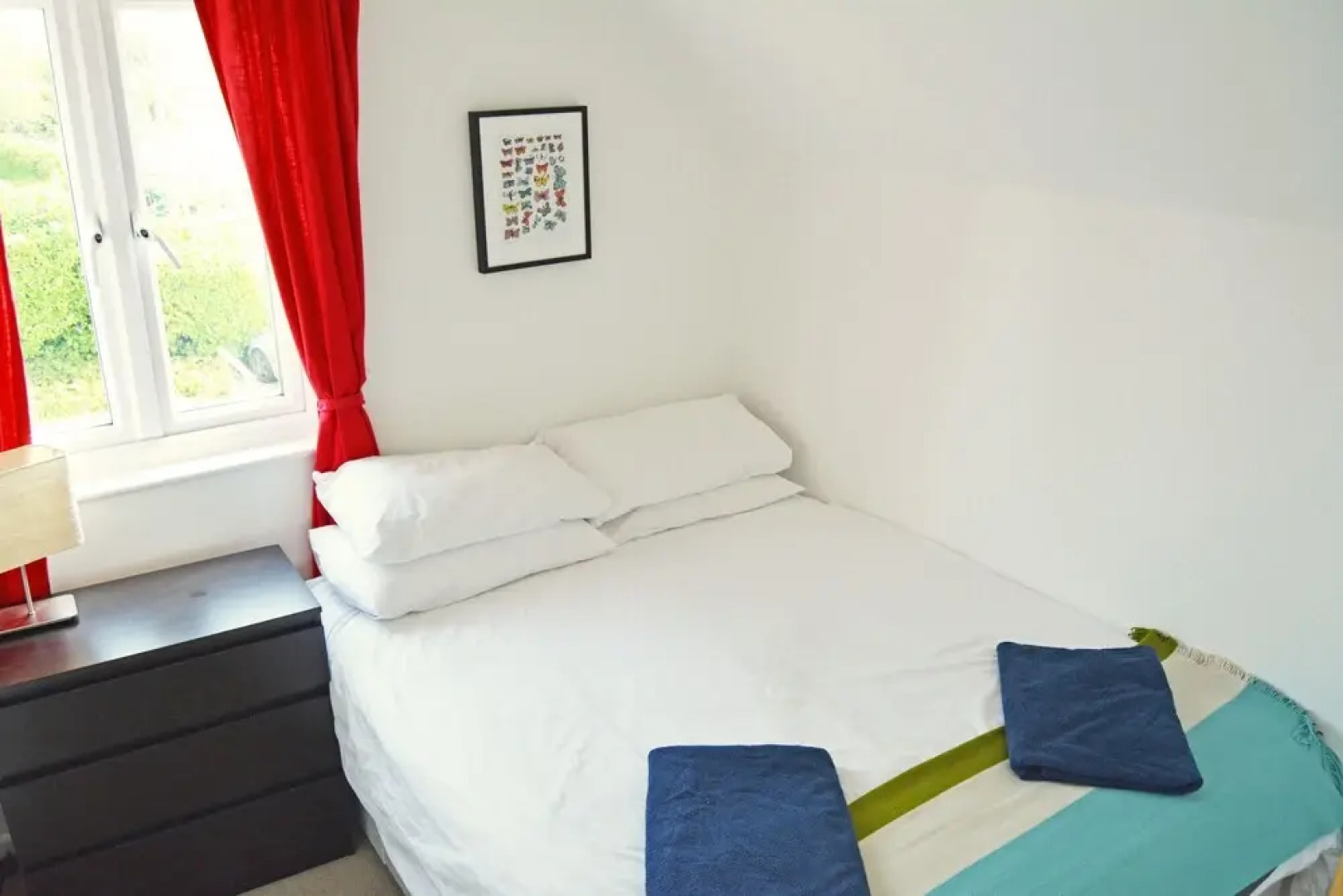 Stylish New England lakeside retreat in the Cotswold Water Park with hot tub