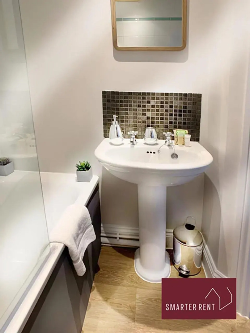 Ascot - Immaculate 2 Bed House with Parking