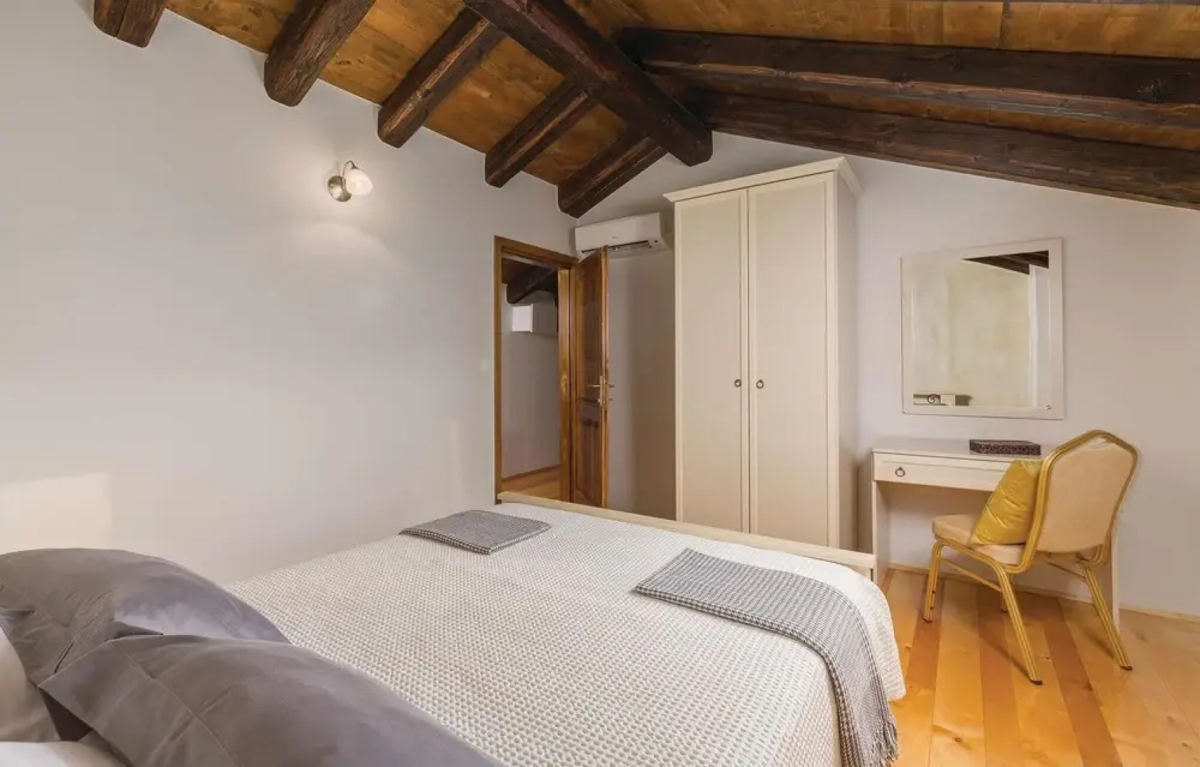 Beautiful Home in Kanfanar With Jacuzzi, Wifi and 7 Bedrooms