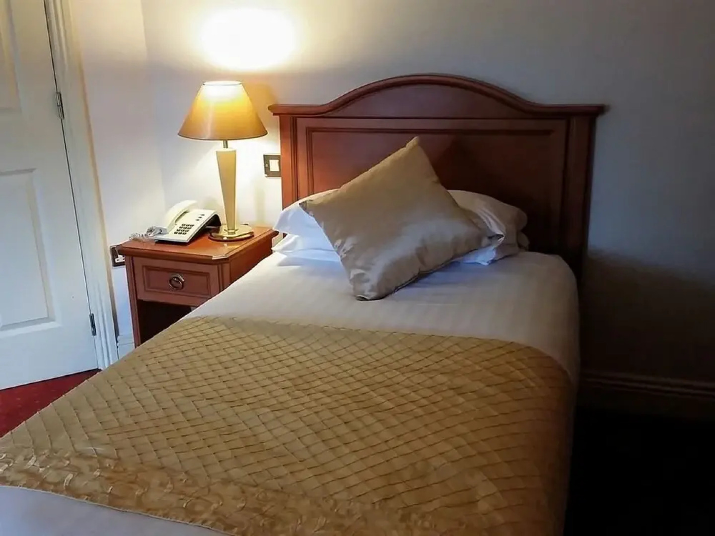 An Crúiscín Lán Hotel