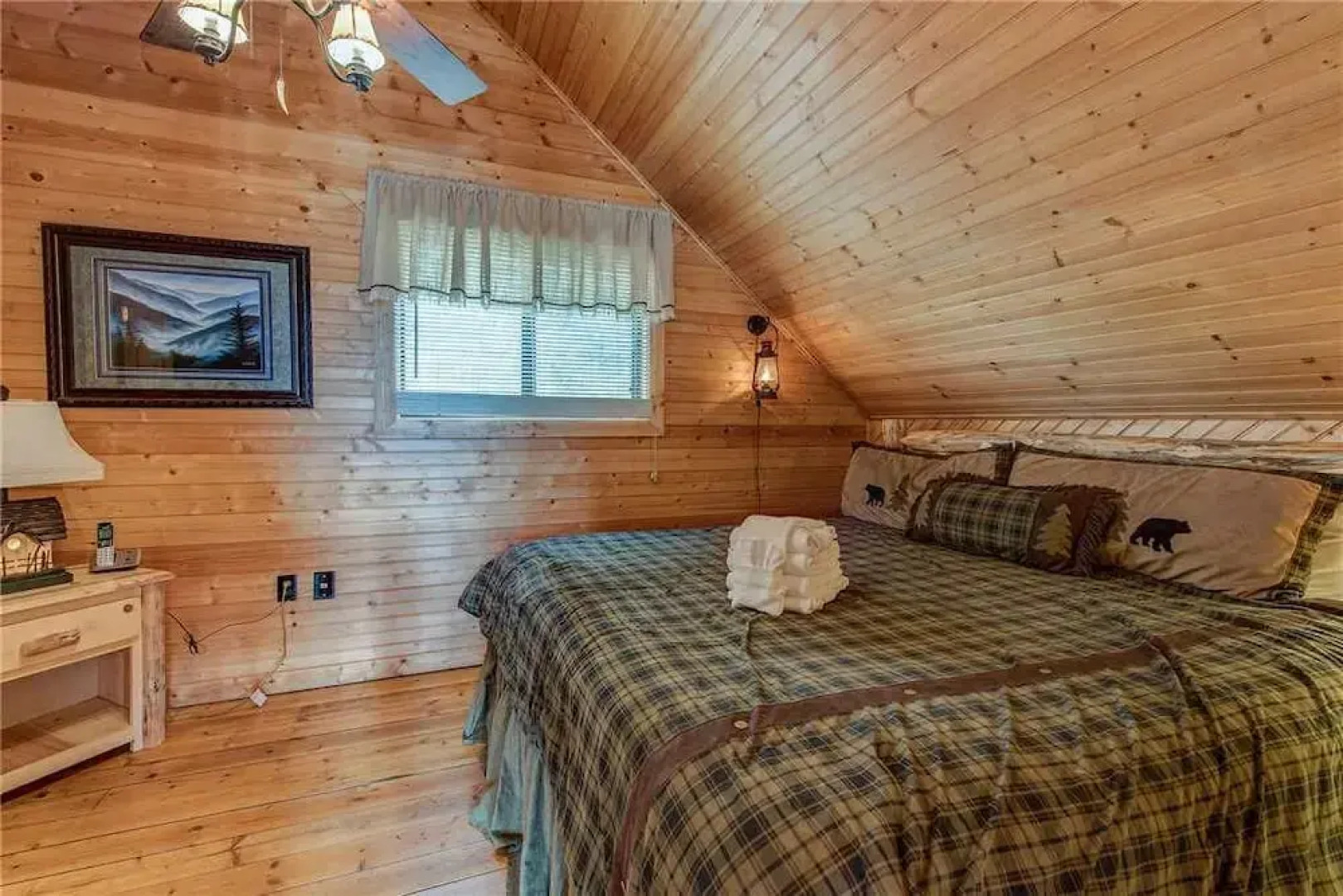 Dreams and Streams 2 Bedroom Home with Hot Tub