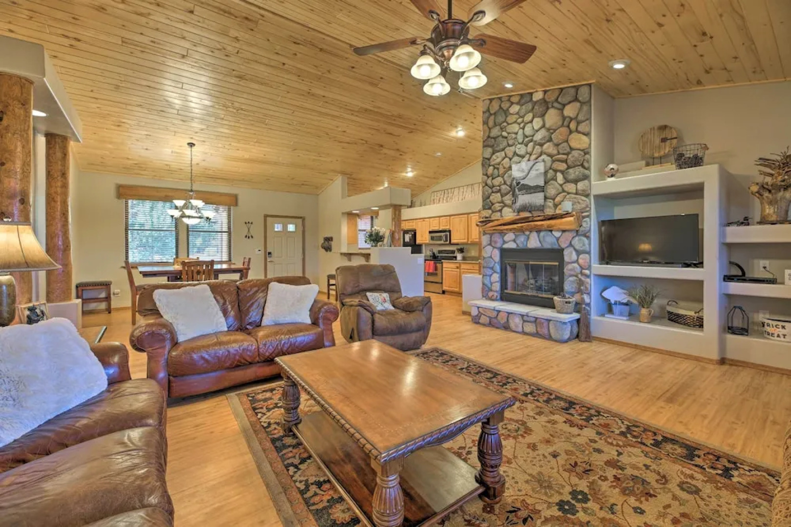 < 4 Mi to Fool Hollow Lake: Cabin w/ Tranquil Deck