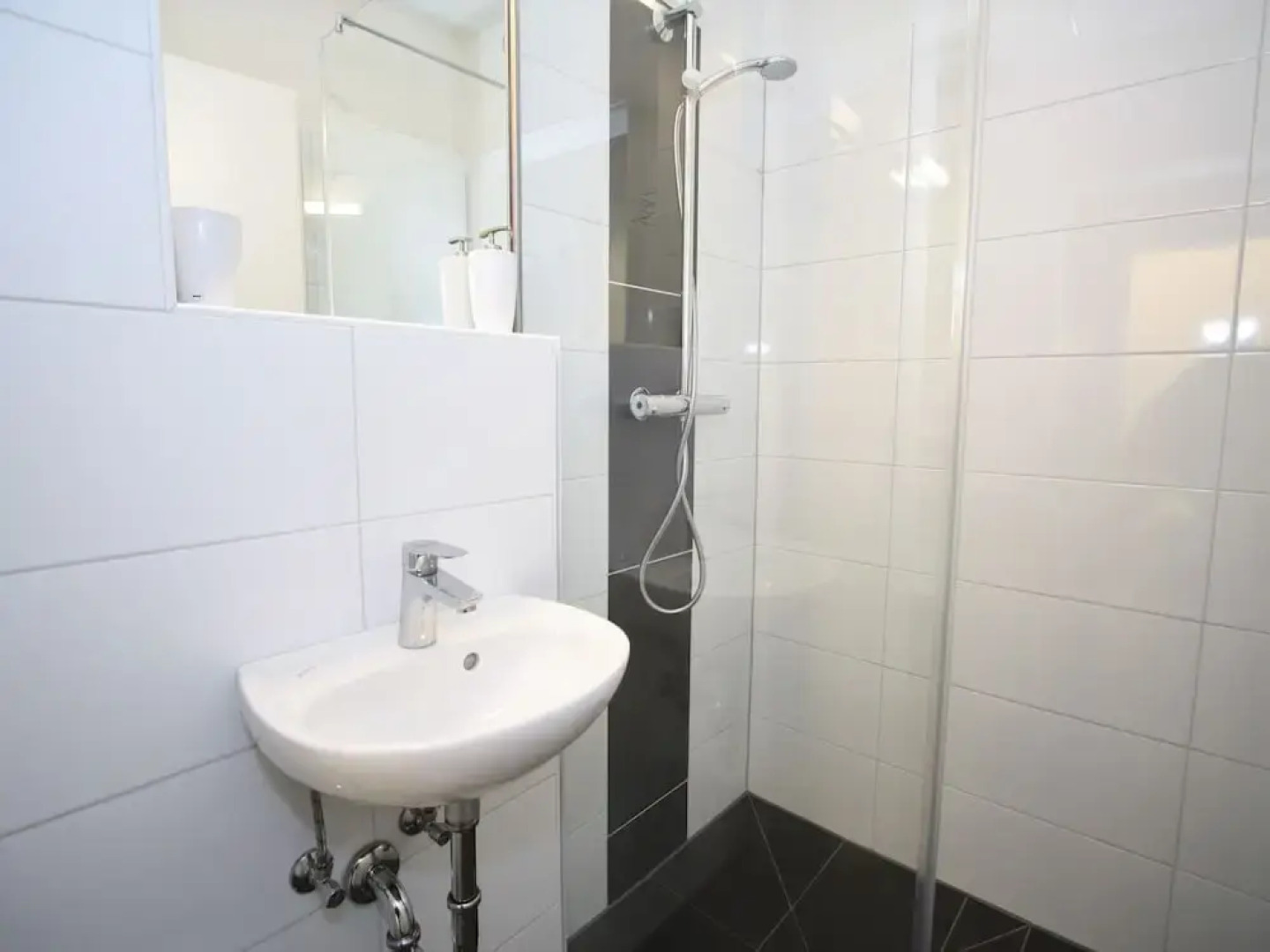 Contemporary Apartment With Ski Storage, Parking, Heating