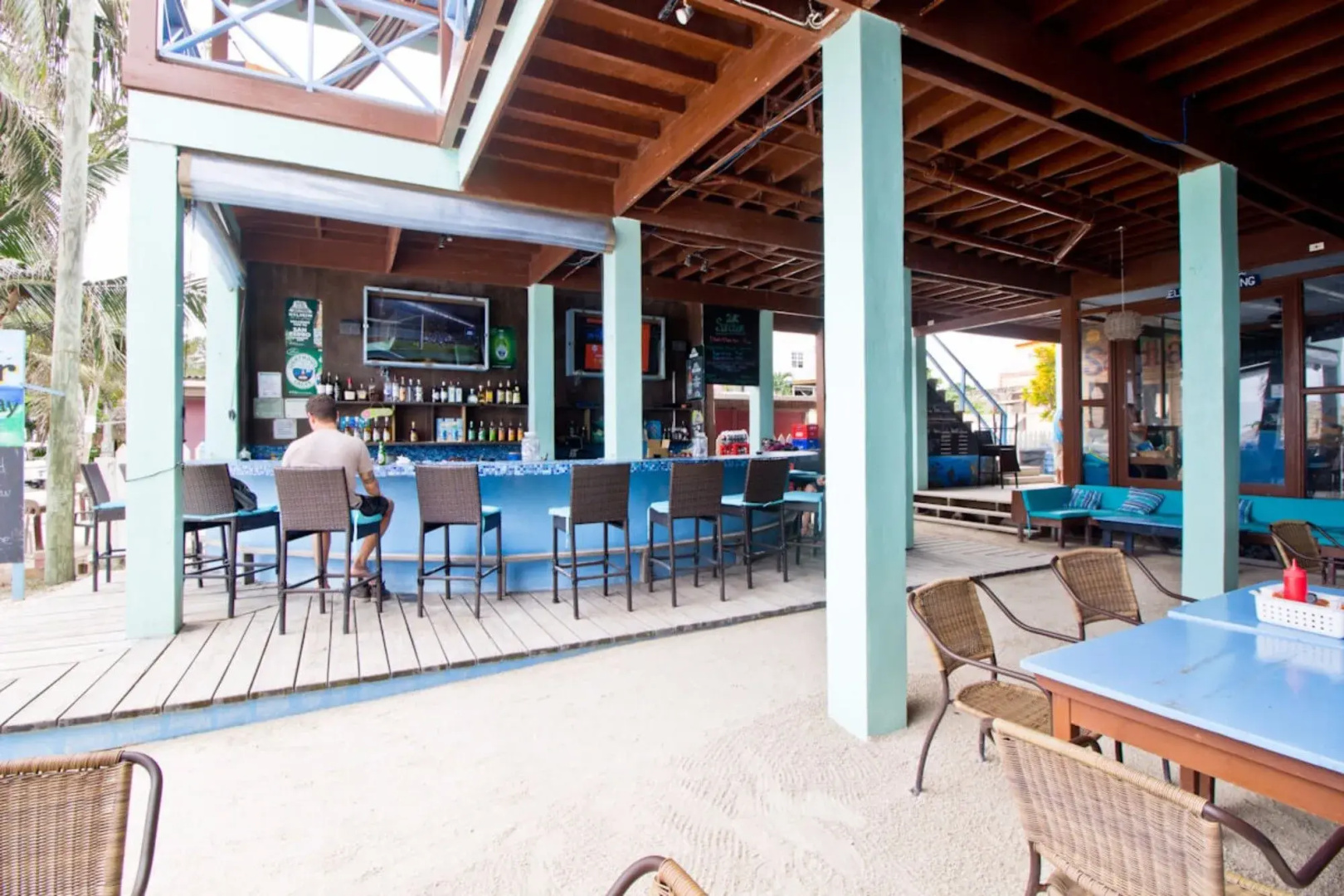 Sandbar Beachfront Hotel & Hostel