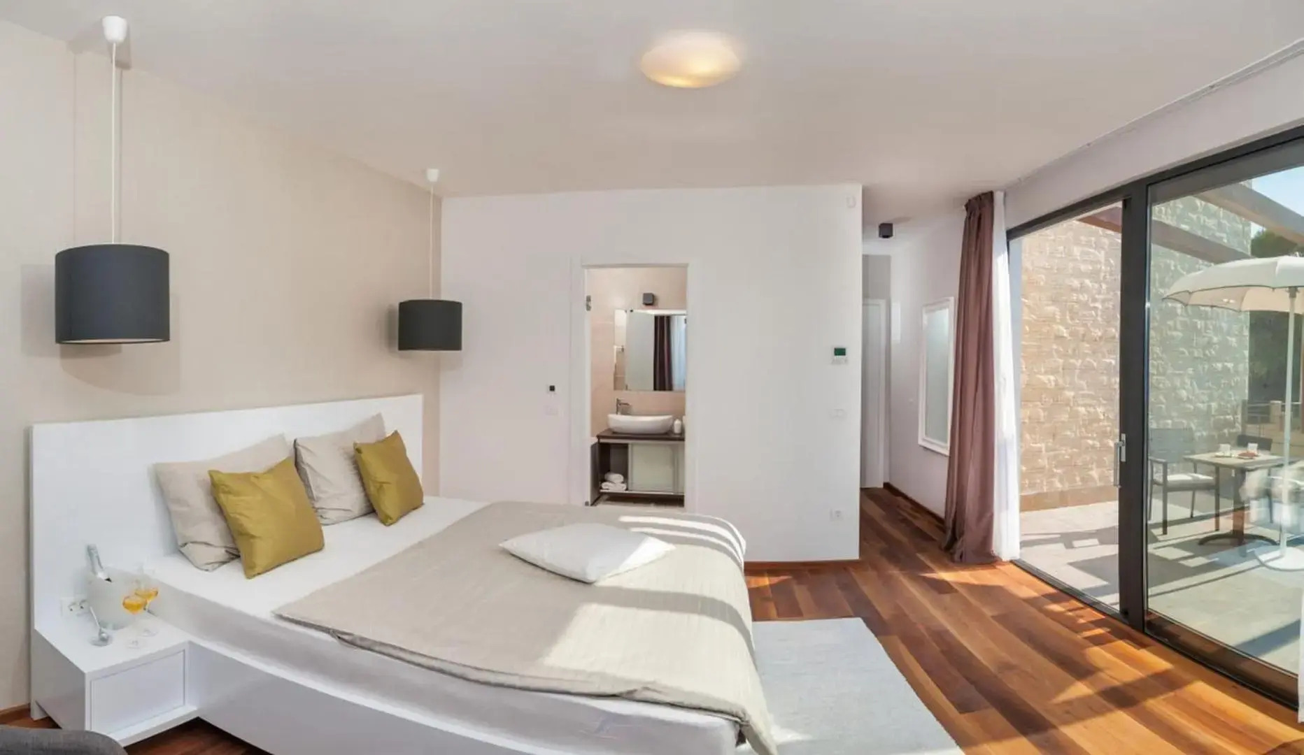 Luxury Beachfront Villa Trogir 2 with private pool, jacuzzi and gym at the beach on Ciovo - Okrug Gornji