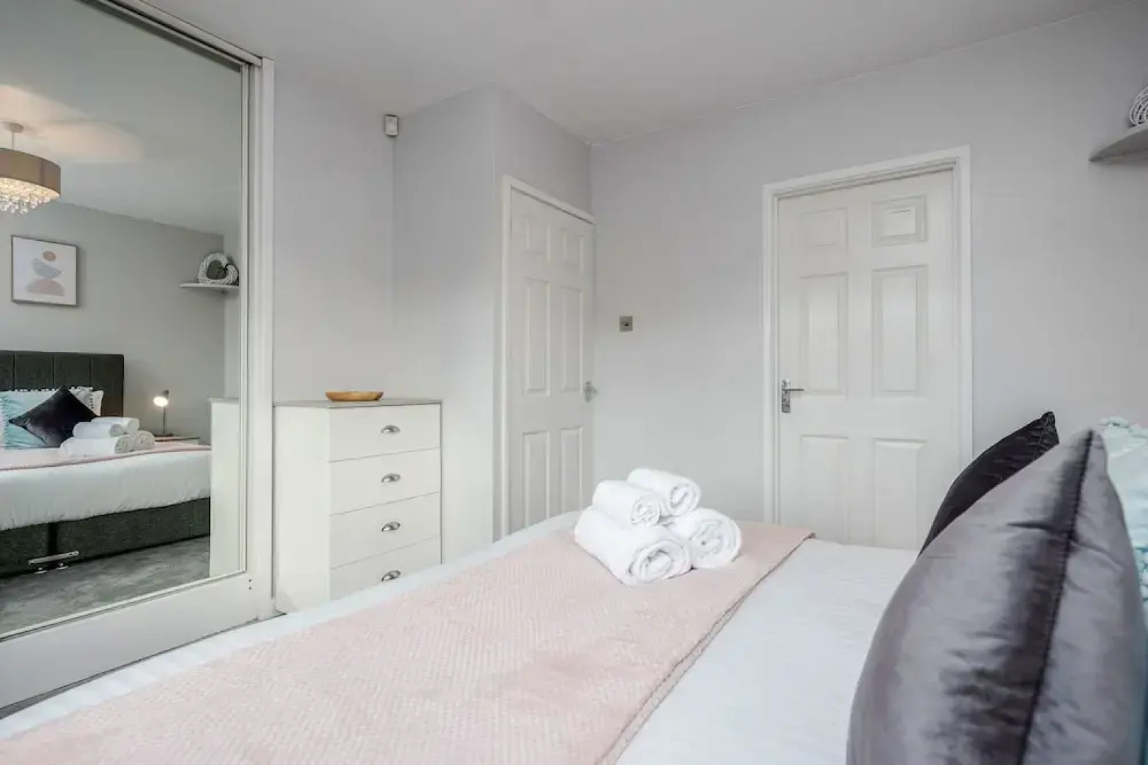 Ascot Pet Friendly 4 Bed House Parking