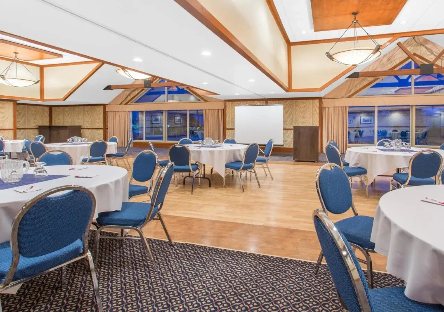 Canmore Inn & Suites