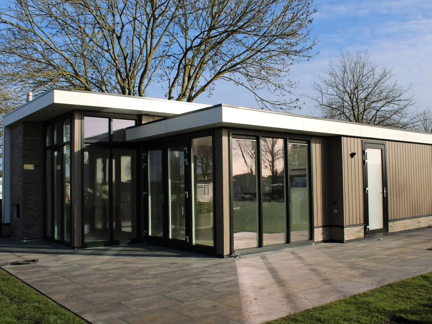Wellness chalet with a sauna, in a holiday park directly on a recreational lake