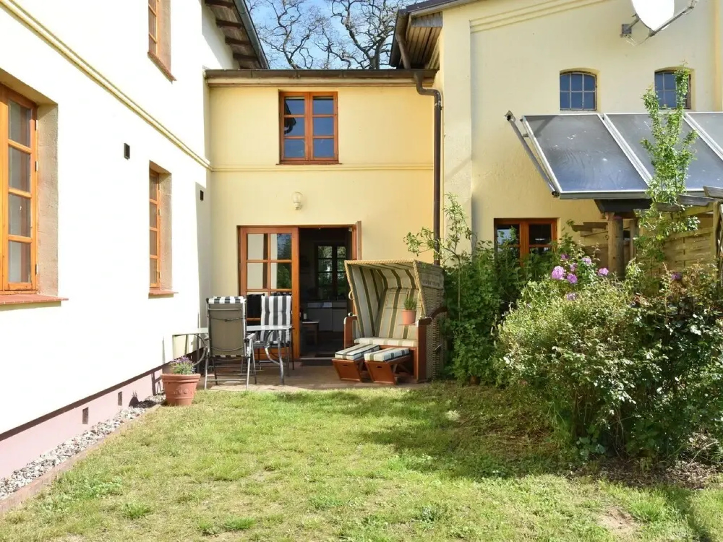 Spacious Apartment in Stove with Waterfront