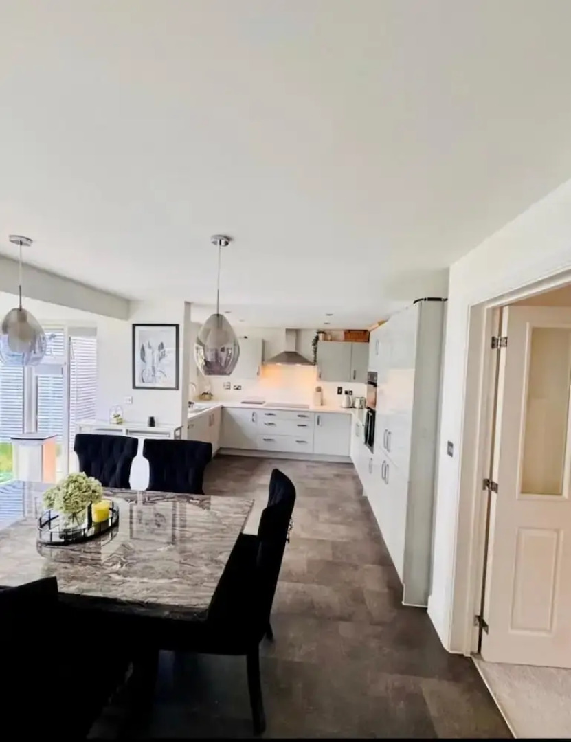 High END Spacious 4 Bed House - Free Parking