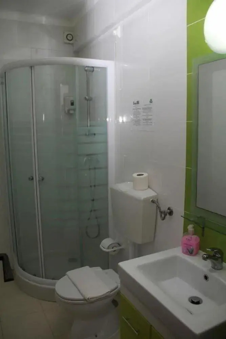 E-Nove Lounge Hostel Caffe