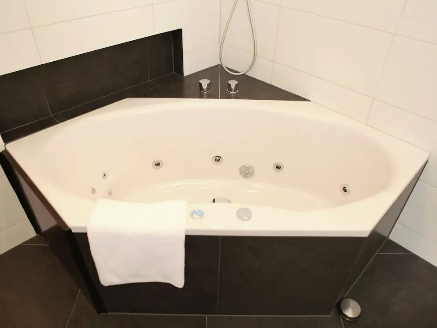 Quaint Holiday Home With Fenced Garden in Epen