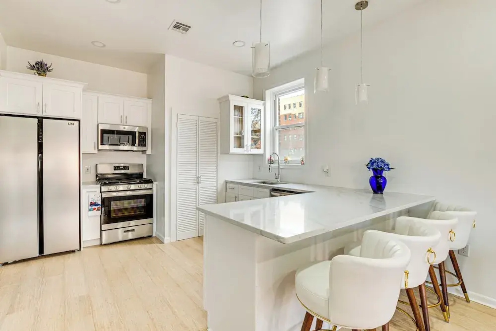 1 Mi to Prudential Center: Remote Work-ready Apt