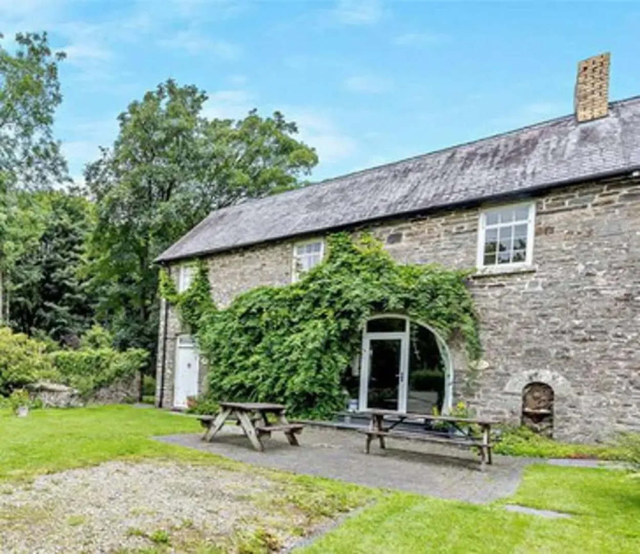 Comfortable Airy 5-bed Apartment in Llandysul