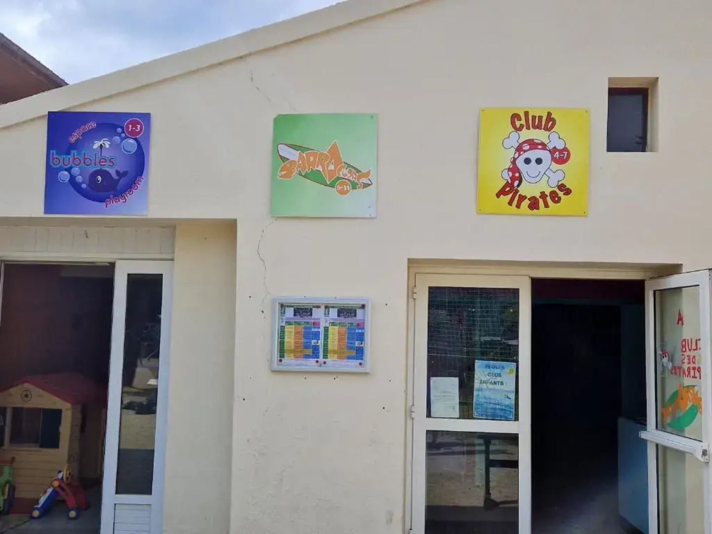 Bungalow neuf 3 chambres avec piscines partagées dans un camping-club vacances haut de gamme