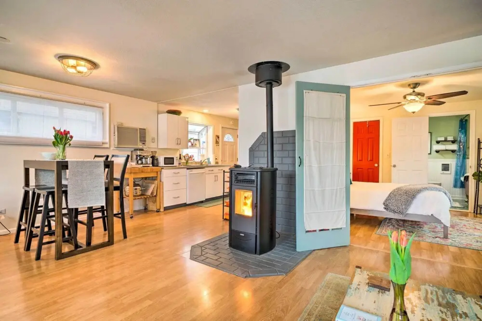 Portland Floating Home Getaway w/ Sauna!