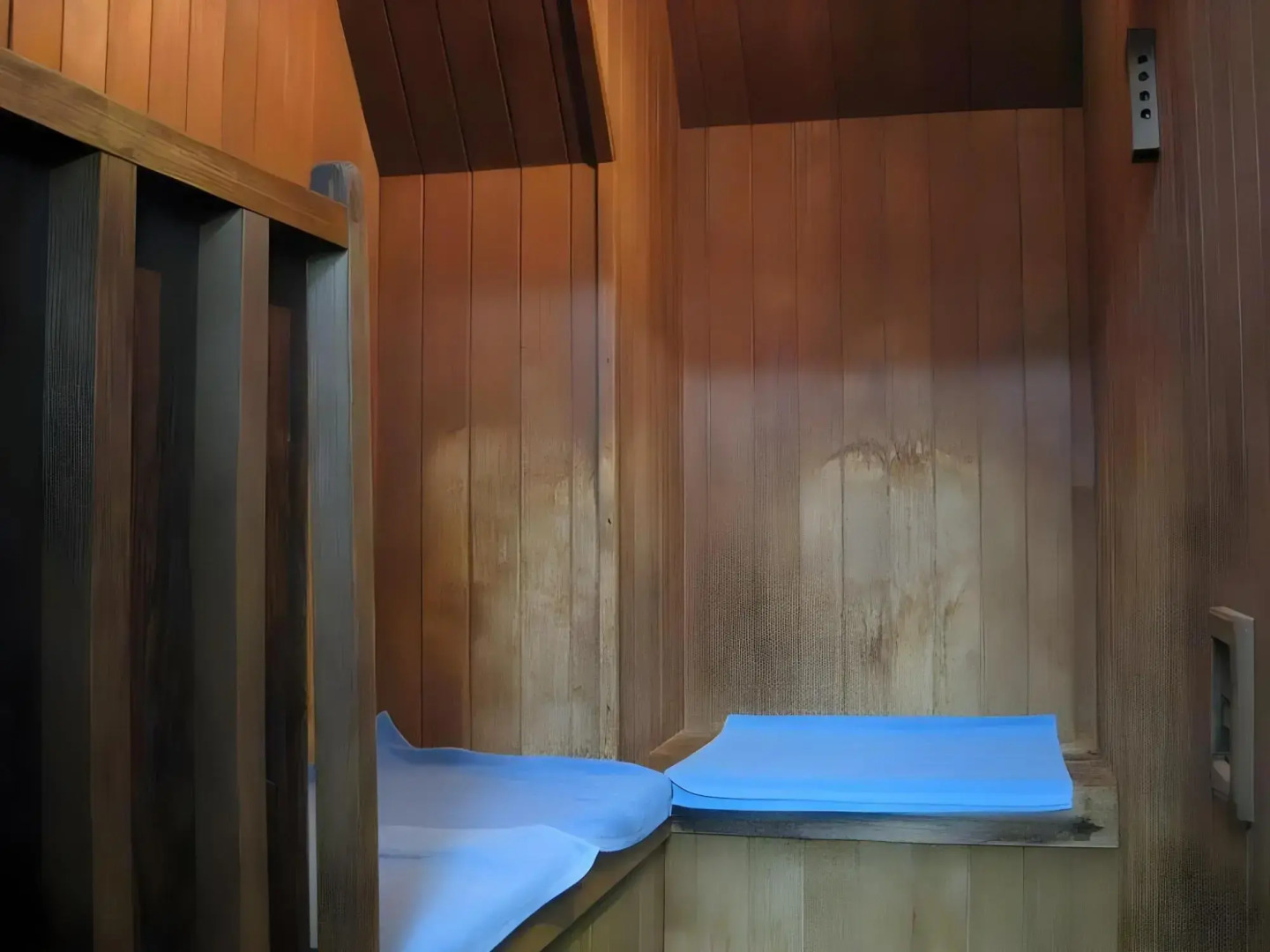 Capsule Hotel Famy (Male Guests Only)