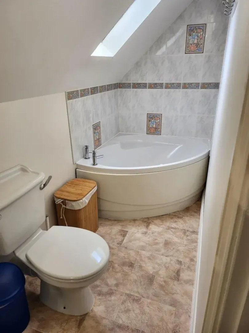 Cottage Sleeps 4 - Pet Friendly w Free Parking