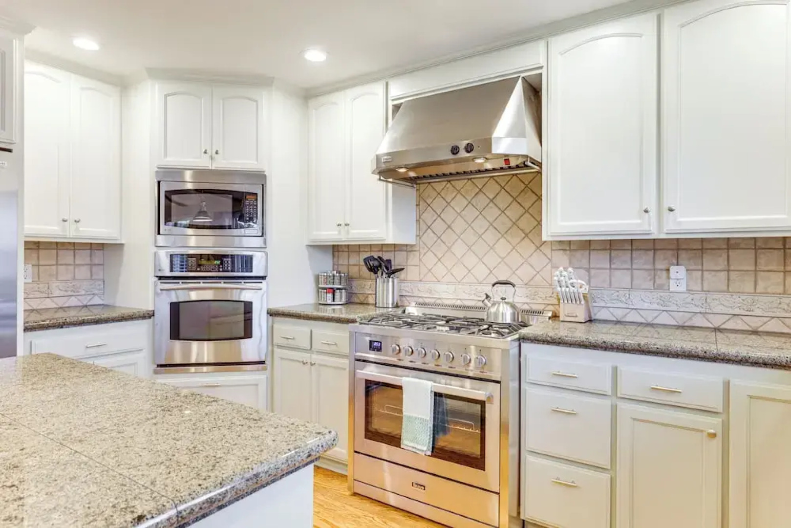 Walk Downtown: Remodeled Home in Murphys w/ Yard!