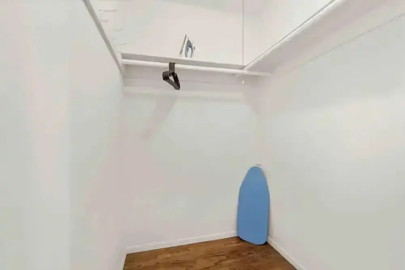 Mid Century Garden View Home Parking