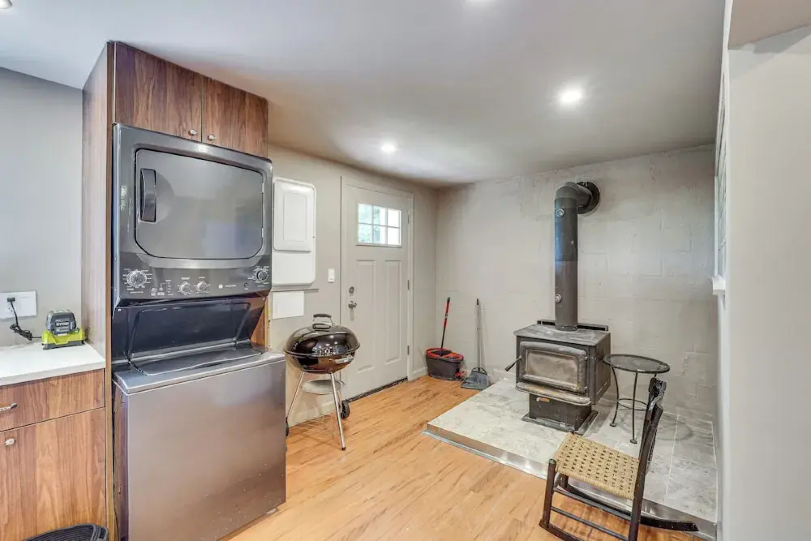 Game Room & Yard: Mid-century Modern Kingston Home