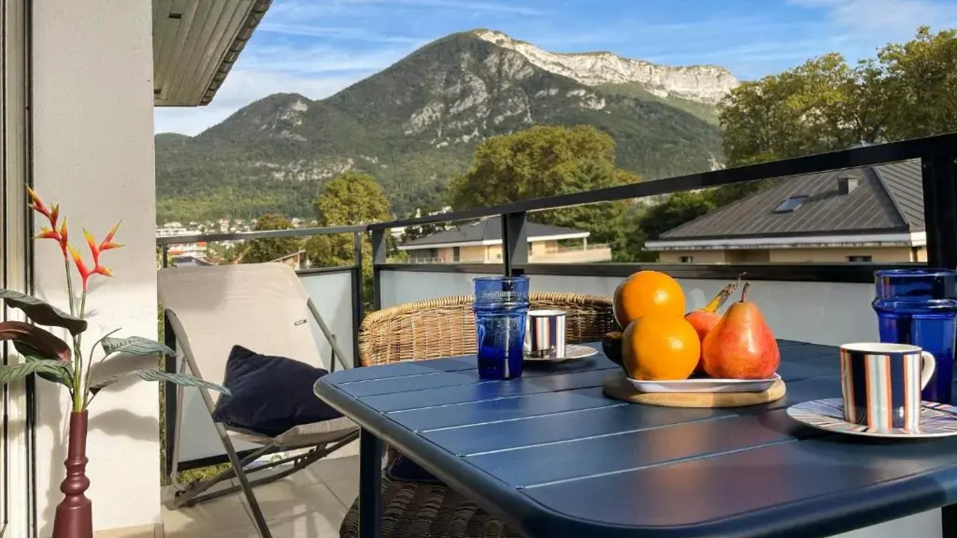 HOMEY MONTAIGNE - New - A 1 min à pied du LAC D'ANNECY - 2 Balcons privés - Appartement avec 2 chambres - Stationnement gratuit toute l'année sauf en été - juin à août