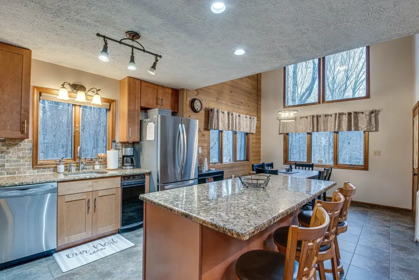 Eco-friendly Poconos Cabin w/ EV Charger!