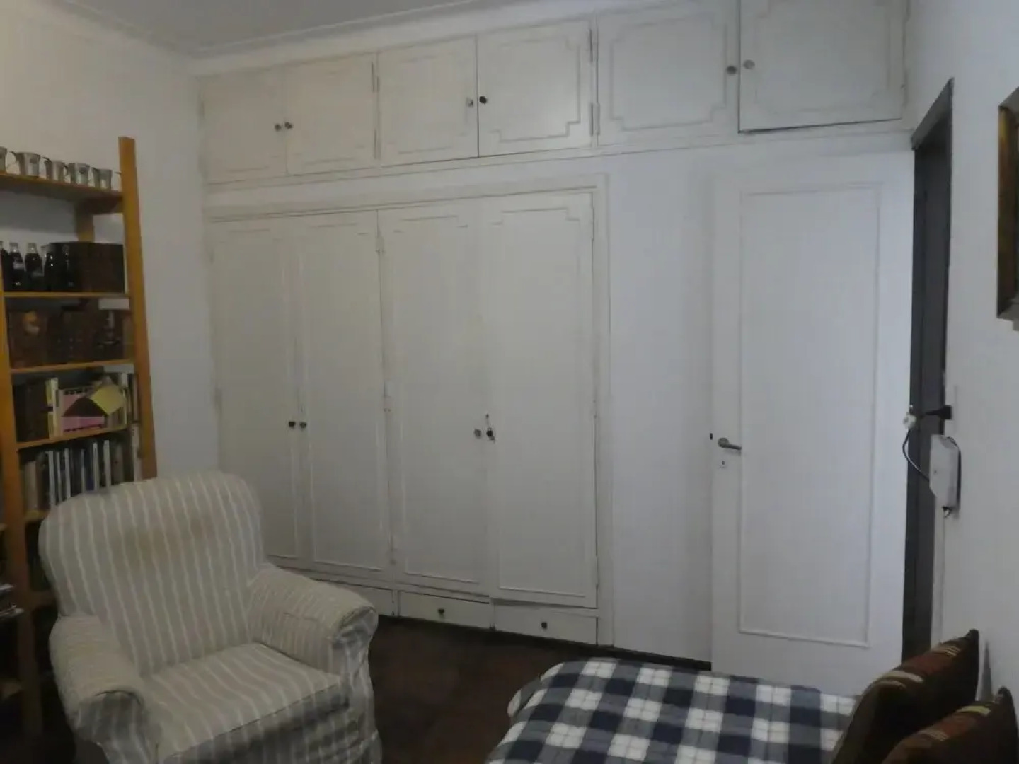 Departamento-casa muy amplio y céntrico.