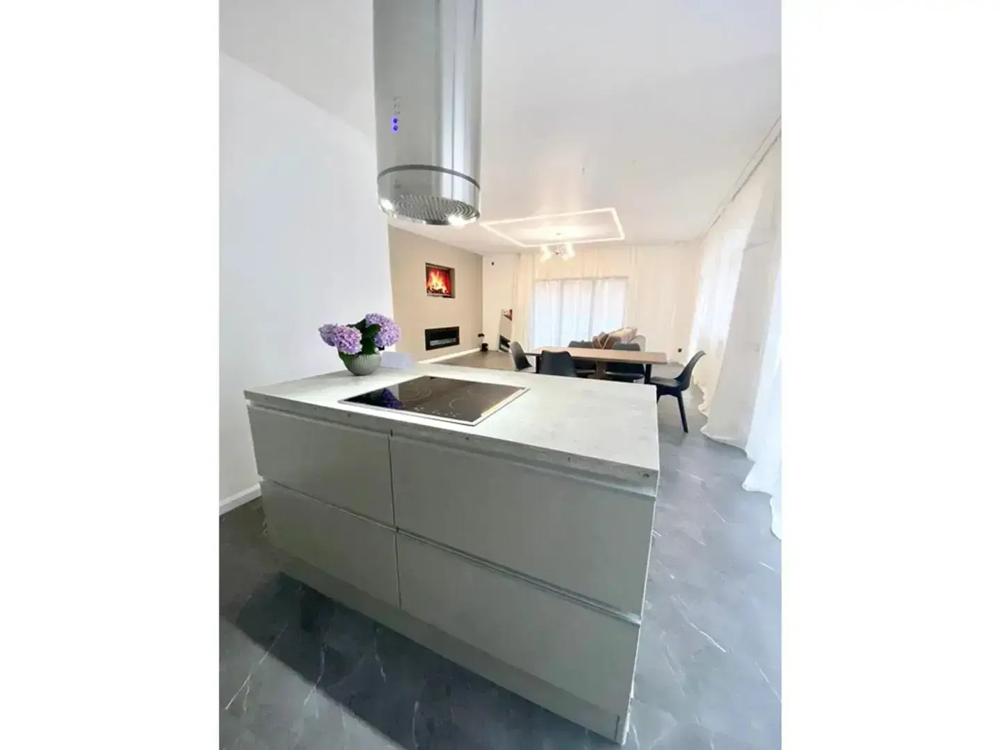 Стильный дом с теплым бассейном и сауной