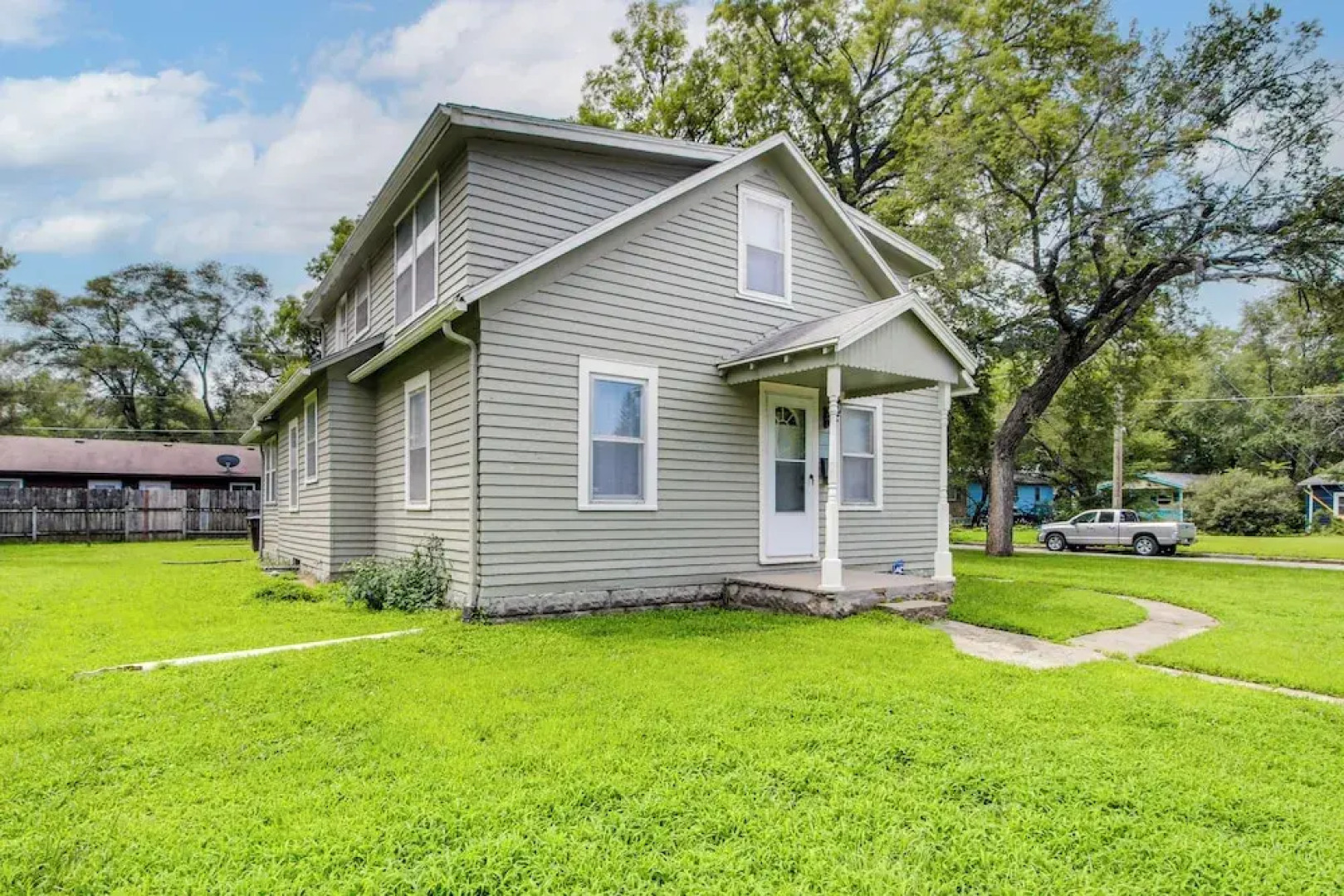 1 Mi to K-state Campus: Central Manhattan Home