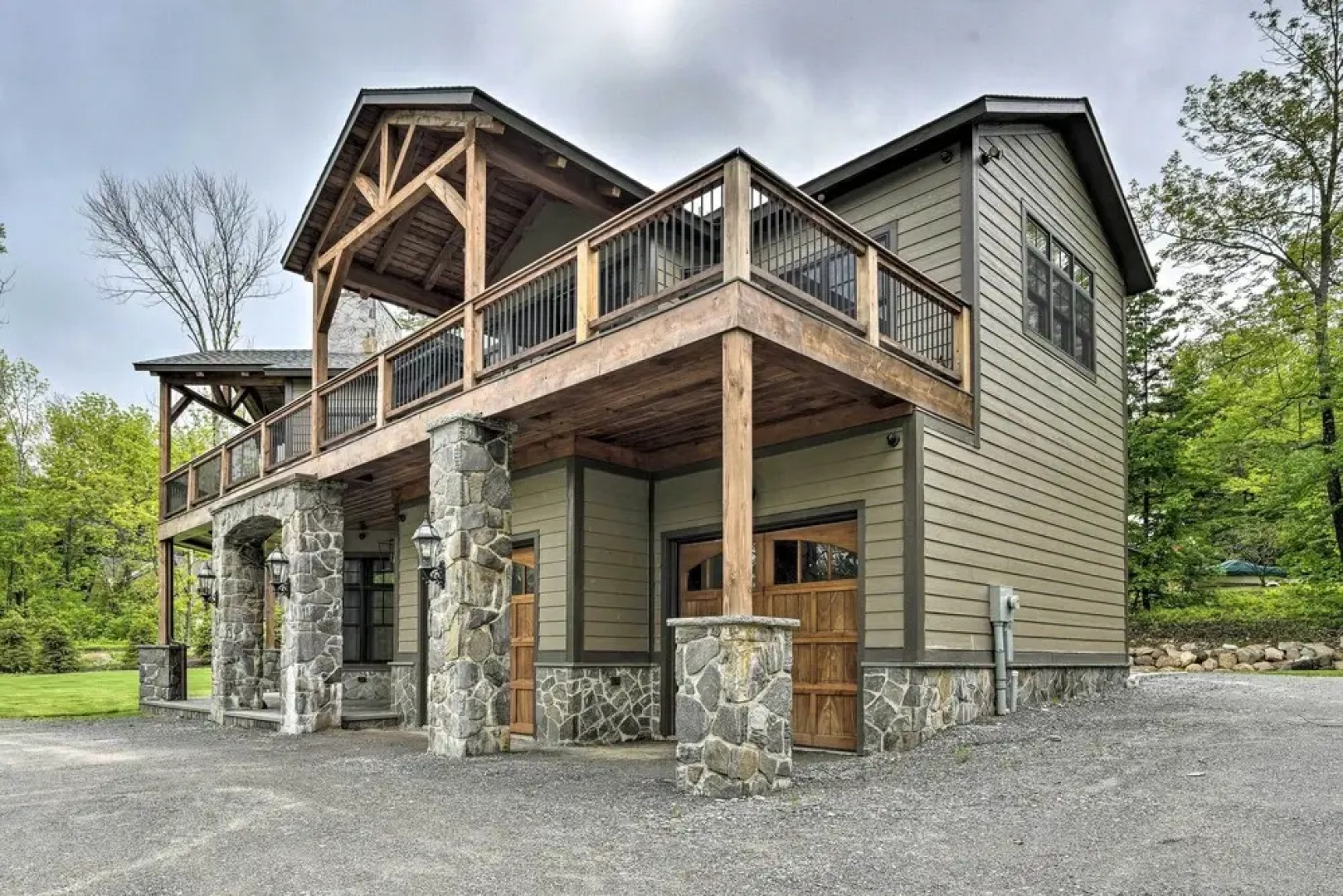 Elegant Mtn Chalet w/ Deck: 1 Mi to Mt Snow!