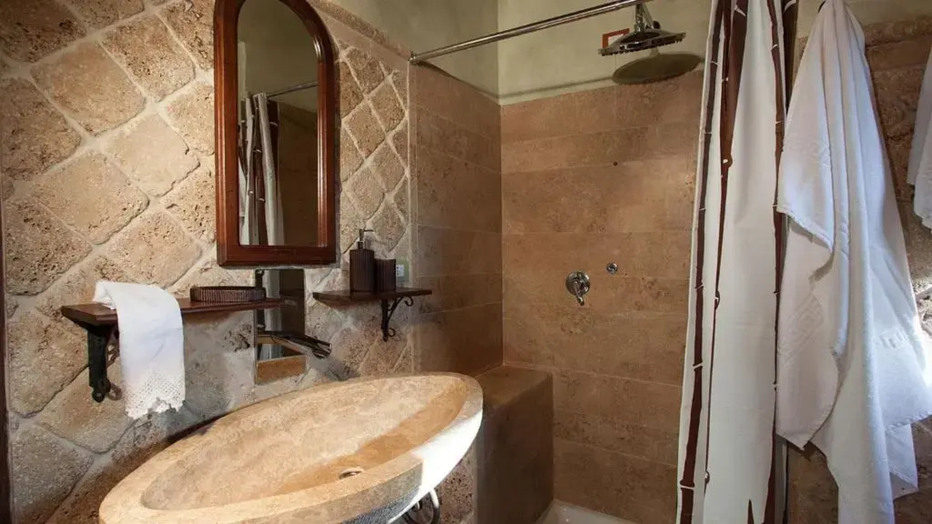 GENIUS LOCI 6&1, Emma Villas