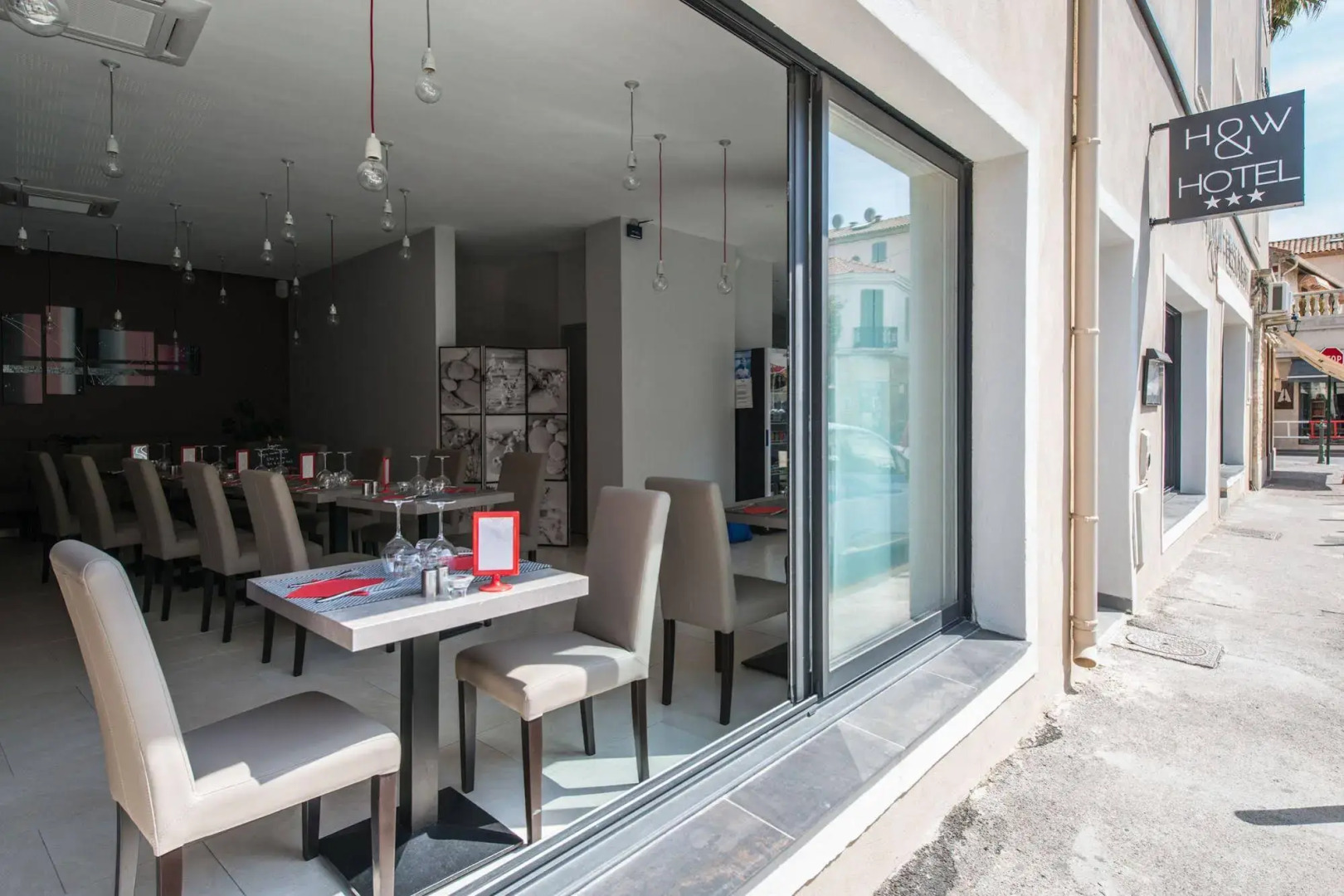 Hôtel Holidays & Work