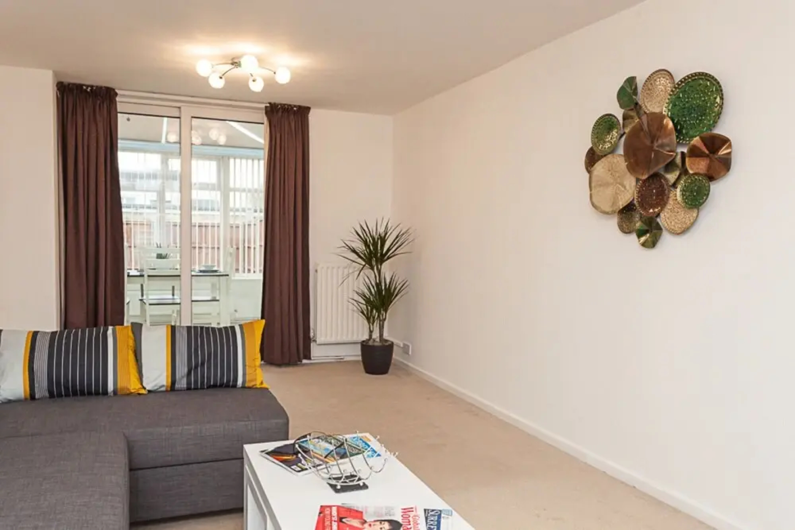 Gatwick Place- Spacious 4 Bedroomed House With Private Parking