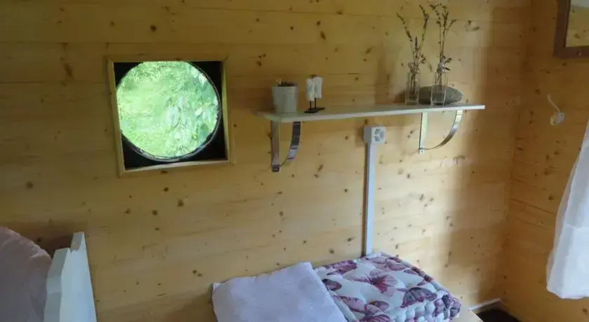 Kleines Haus im Grünen, Zirkuswagen, Hängebett & Zimmerli