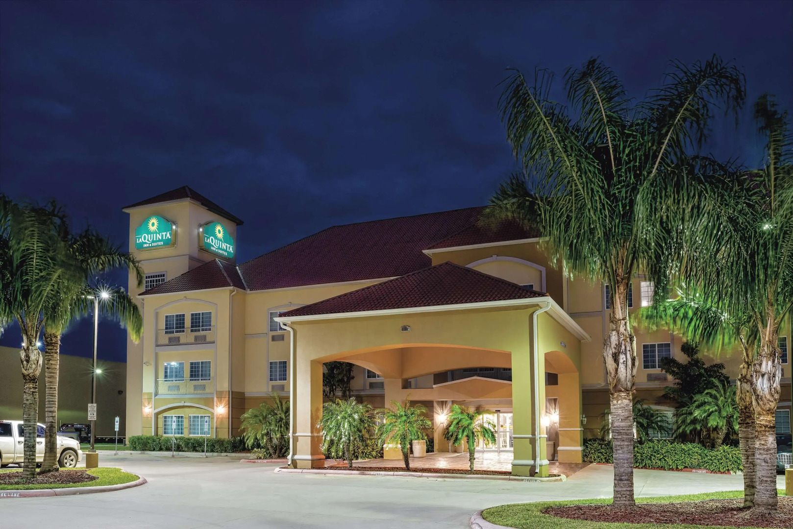 La Quinta Inn & Suites by Wyndham Mercedes Outlet Mall