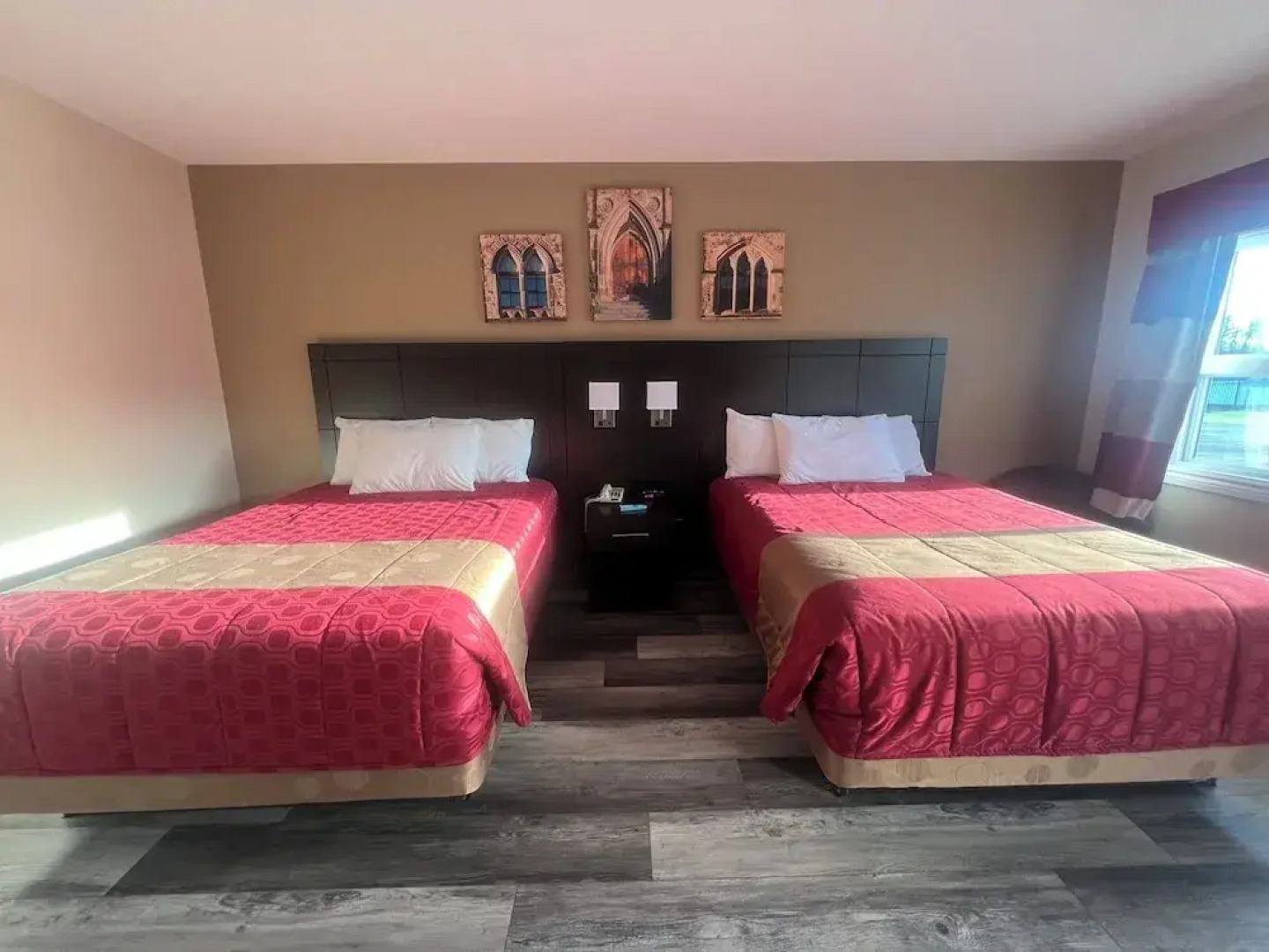 Colonial House Motor Inn