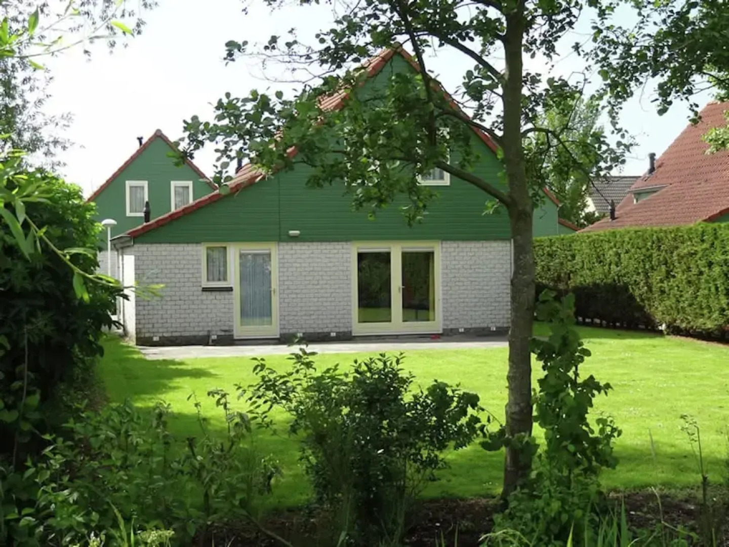 Spacious Holiday Home With Wifi, Beach at 200 m