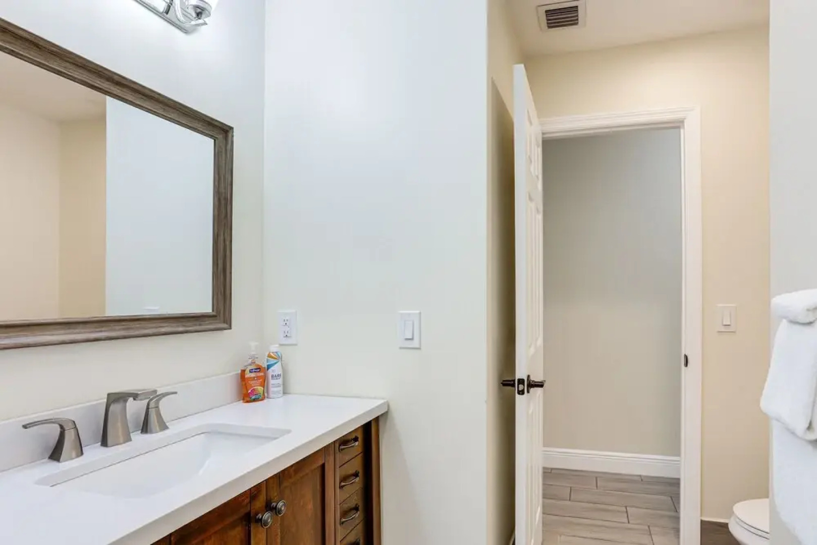 5 Mi to Beaches: Hot Tub Haven in Lake Worth