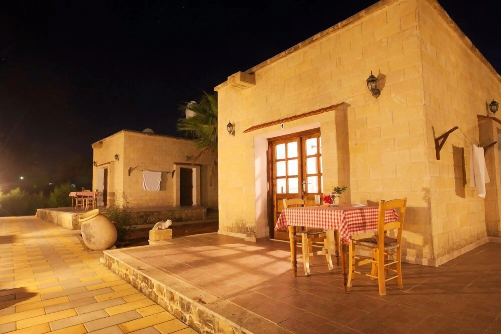 Glaro Garden Hotel-restaurant