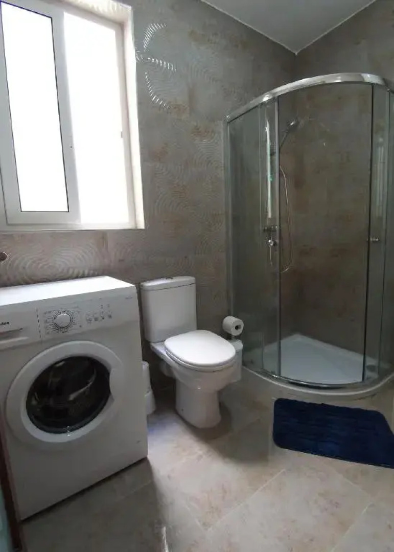 F11-3 Room 2 single beds shared bathroom in shared Flat