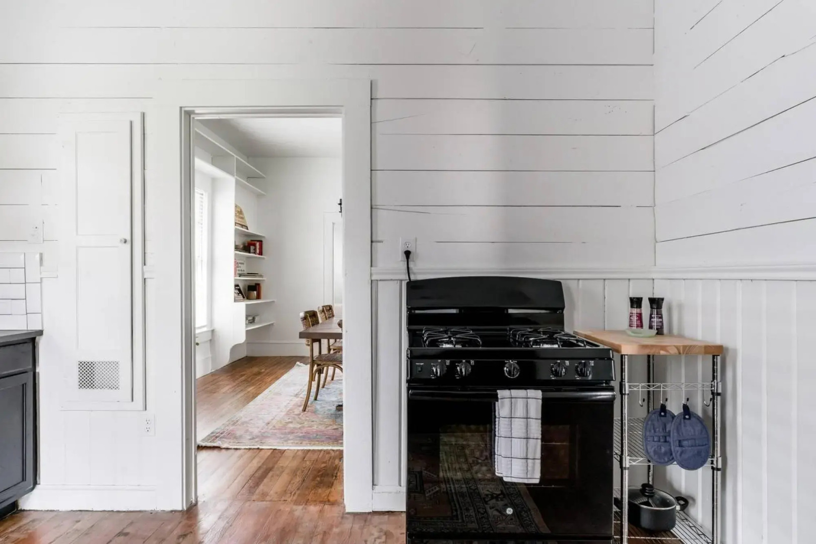 Restored 1930s Uptown Bungalow 2 min to Magnolia Silos