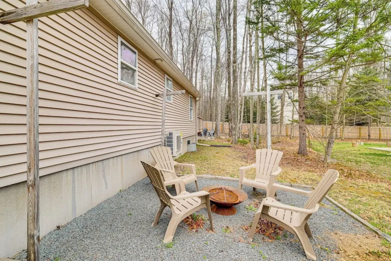 Hot Tub + Decks: Tree-lined Retreat in Pocono Lake